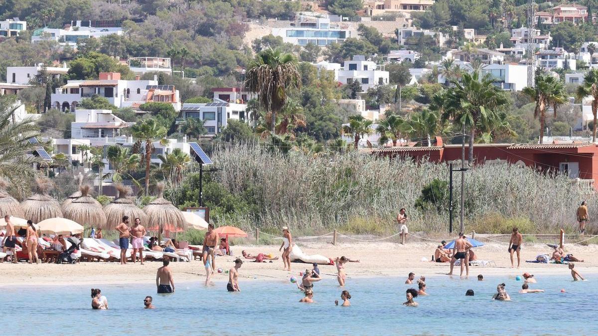 Turistas en la playa de Talamanca el verano pasado.