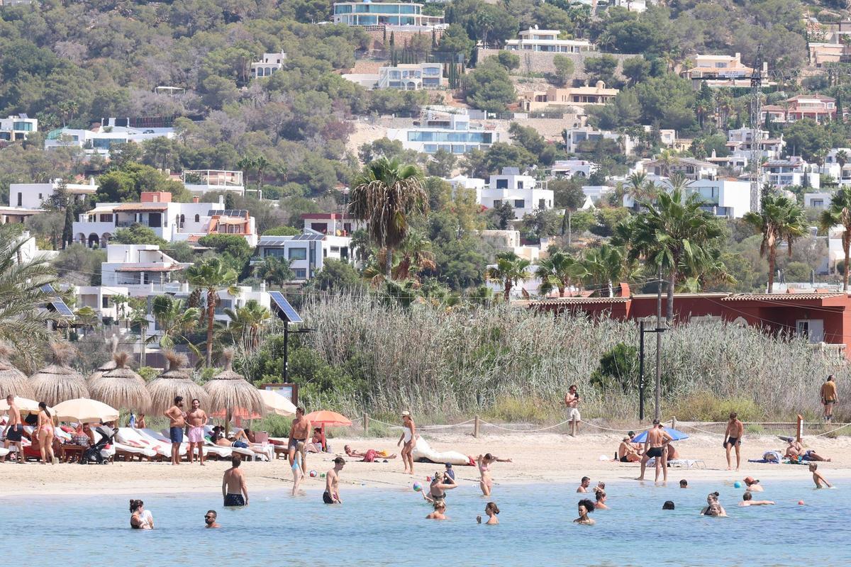 Turistas en la playa de Talamanca el verano pasado.