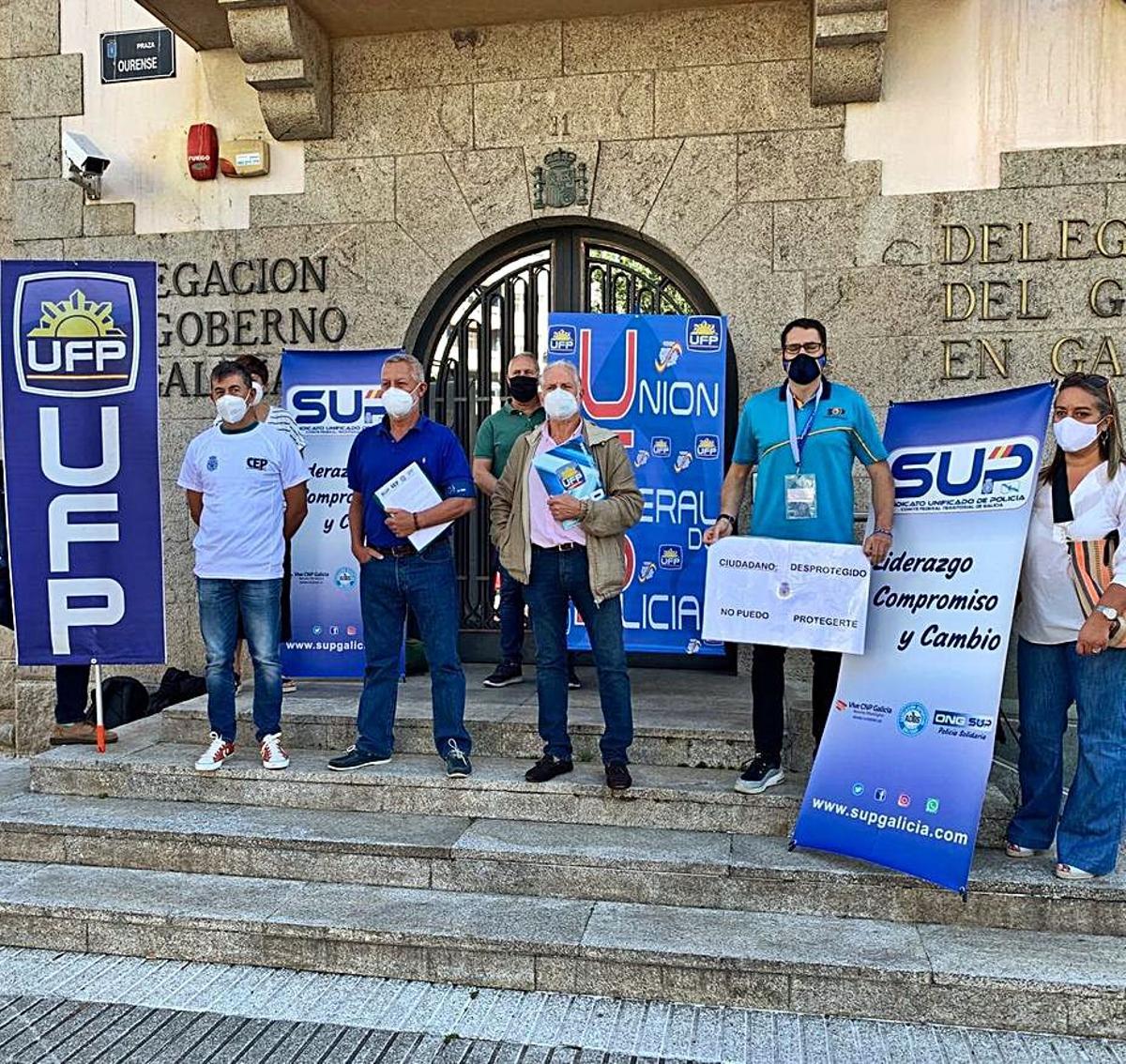 Representantes policiales, ayer ante la Delegación del Gobierno. | // E. P.