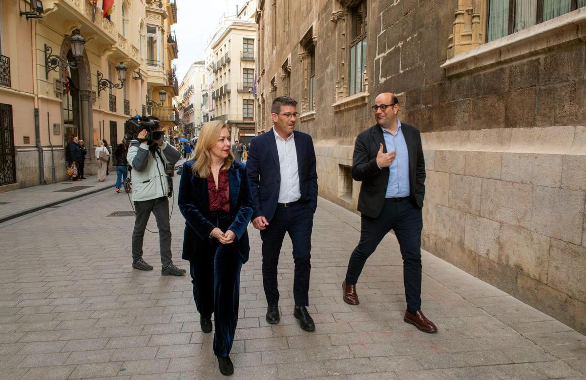 Ricard Gallego, a la derecha, junto a Jorge Rodríguez y Natàlia Enguix, a su llegada al Palau de la Generalitat en una imagen de archivo.