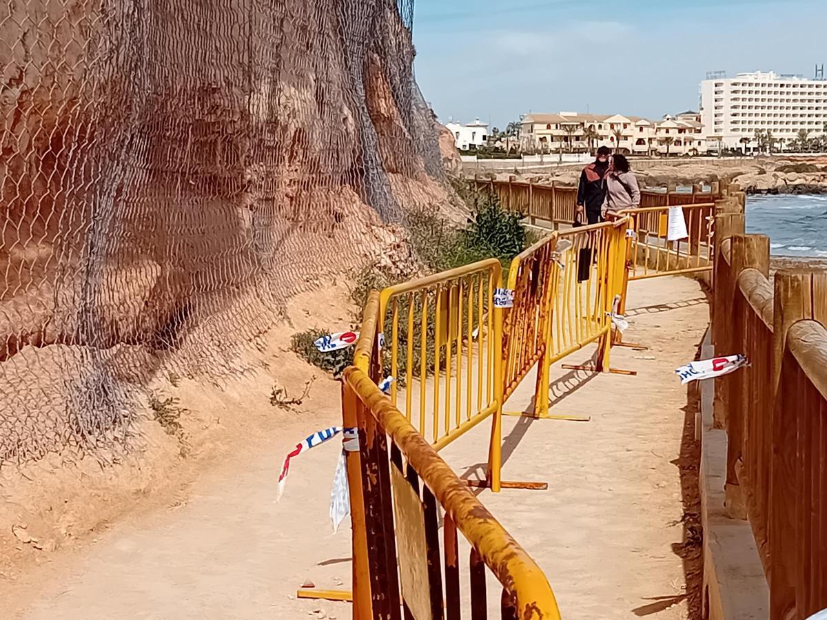 Dos tramos del Sendero Azul de Orihuela Costa "cortados": peligro de derrumbe