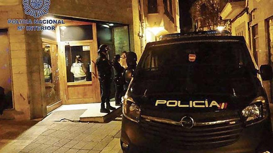 Policías, durante una inspección en un bar en el centro de Manacor.