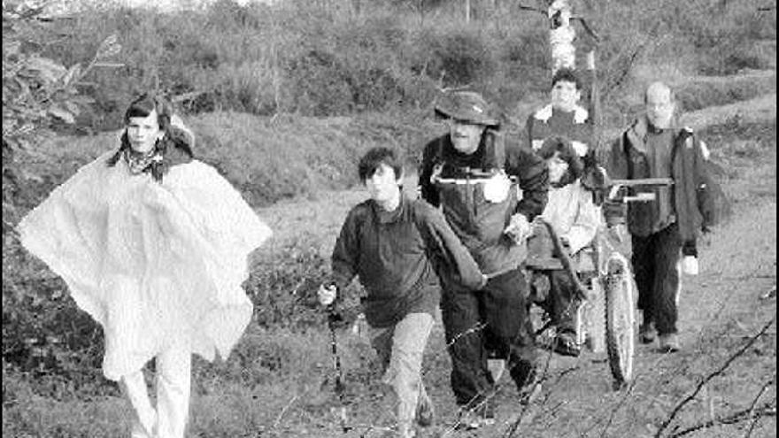 La familia Peña, con Inés en la silla, recorre uno de los tramos del Camino de Santiago.