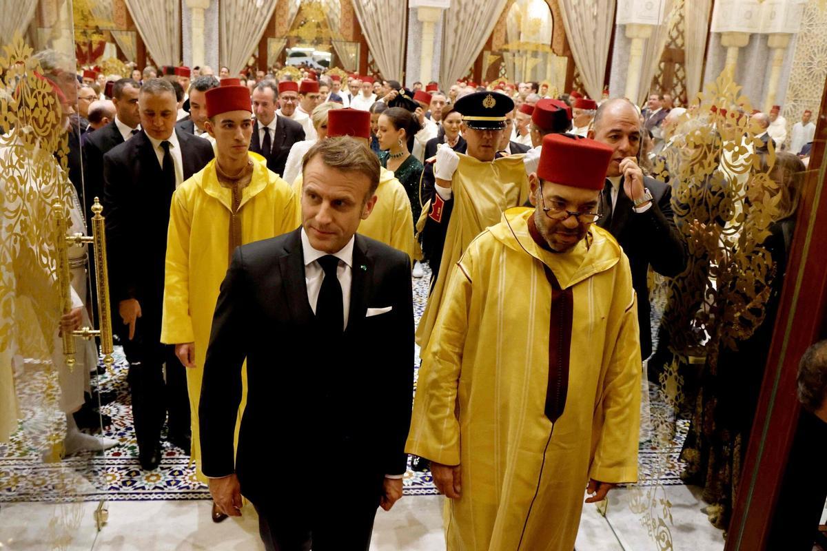 Moulay Hassan, detrás de Macron, durante la cena de Estado organizada en honor del presidente francés el 29 de octubre de 2024.
