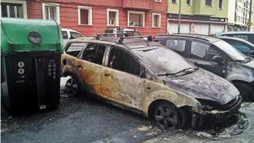 Immer wieder brennen auch parkende Autos bei den Brandstiftungen ab.