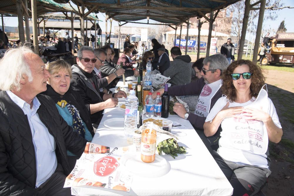 Famílies vingudes d''arreu de la Catalunya central i també de fora comparteixen àpat a Manresa amb productes de la terra