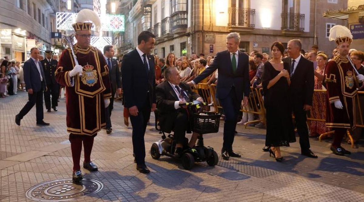 Alfonso Rueda saluda a Antonio Reguera junto a López, Allegue y Domínguez. | GUSTAVO SANTOS