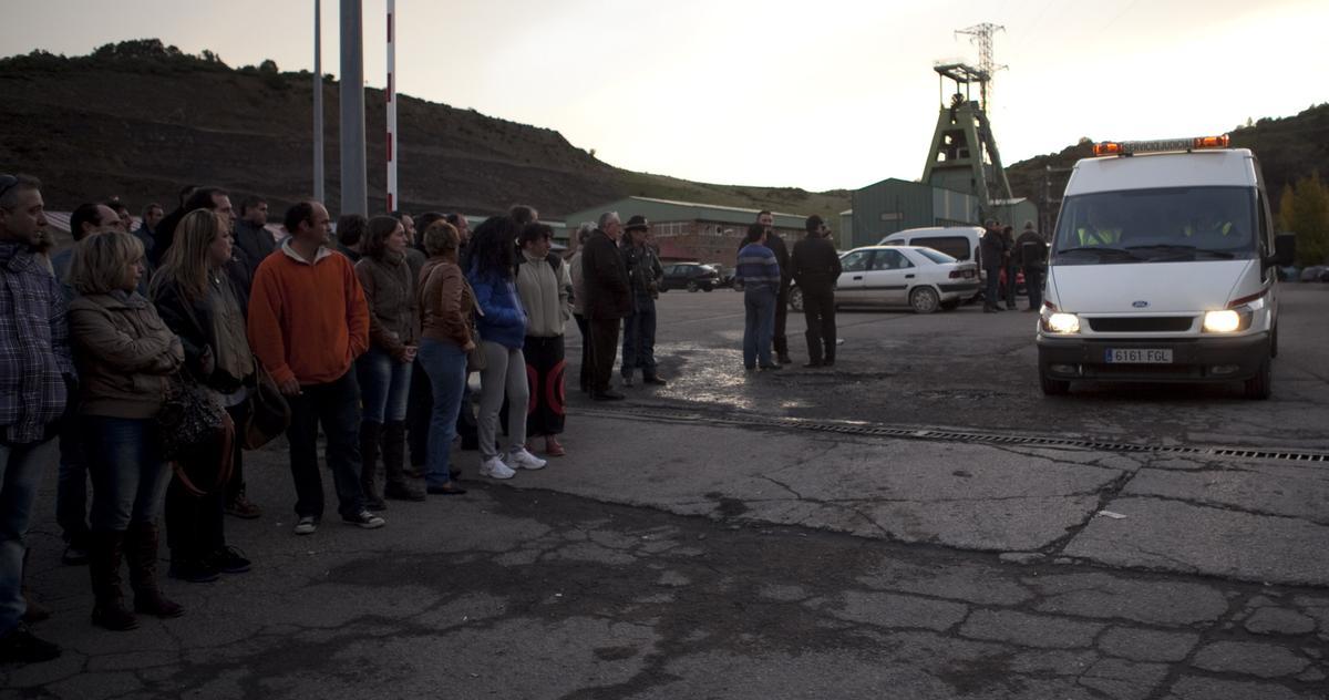 Una ambulancia llega al pozo Emilio del Valle el día del accidente, en presencia de allegados de las víctimas.