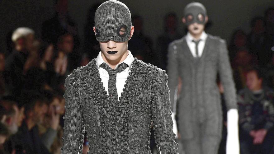 Propuesta del diseñador Thom Browne mostrada ayer, en París. // Efe