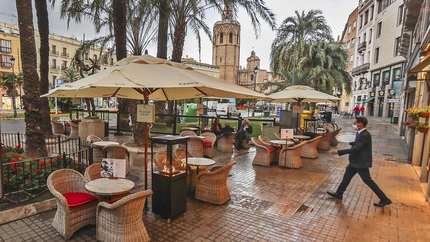 Una terraza vacía el pasado noviembre en la plaza de la Reina de València. | F. CALABUIG