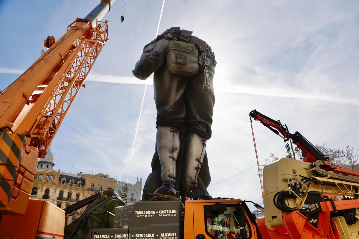 El corazón de las Fallas se levanta: avanza el montaje de la falla municipal de València El corazón de las Fallas se levanta: avanza el montaje de la falla municipal de València