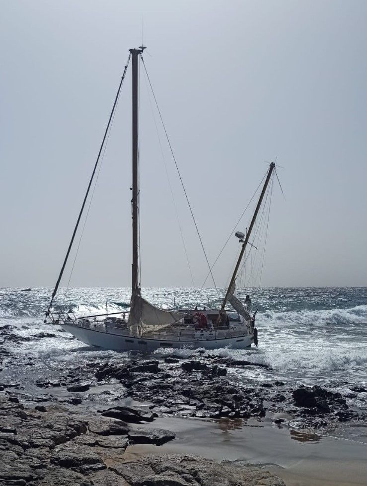 Velero encallado en una cala de Puerto del Carmen