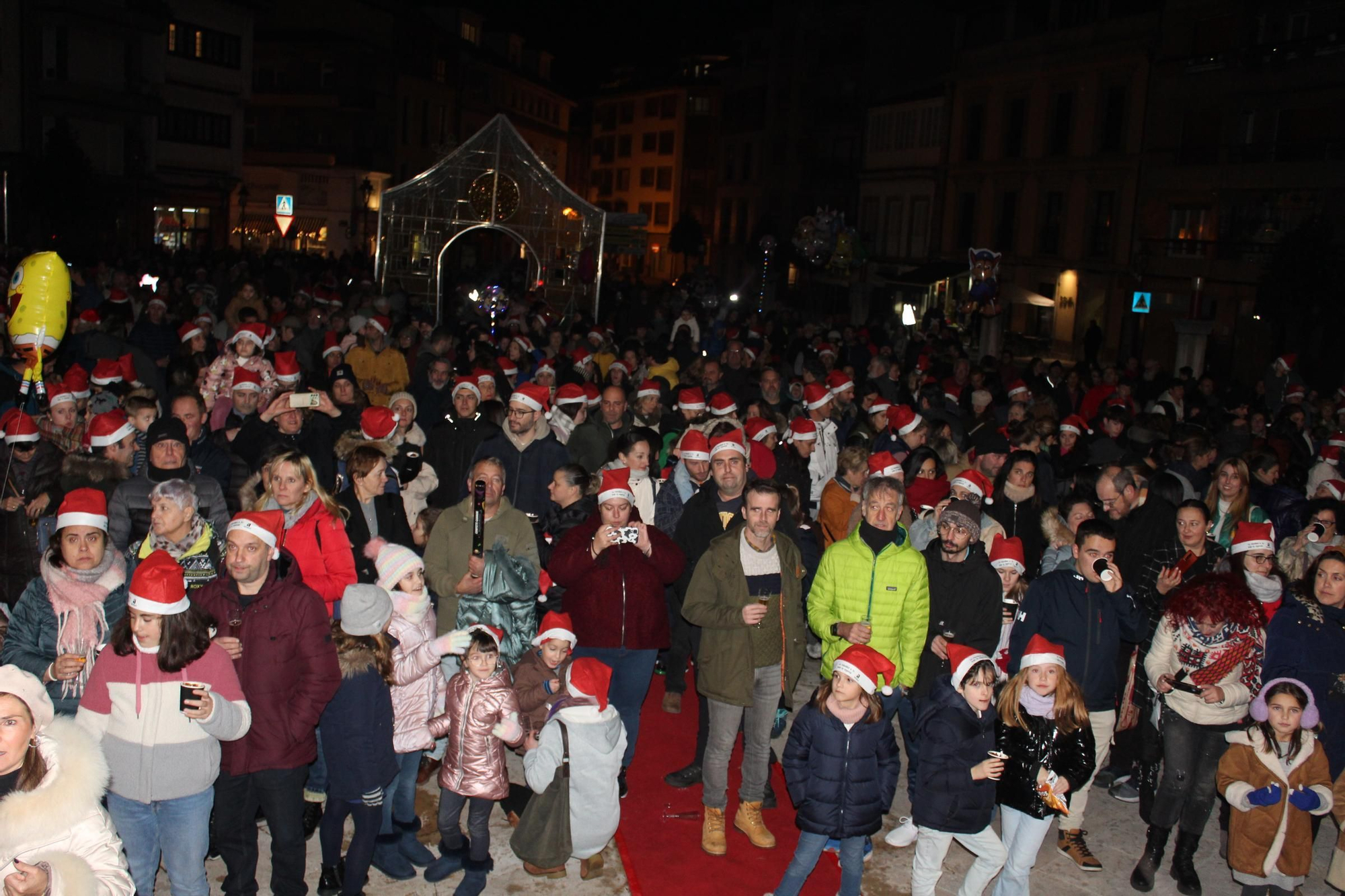 Villaviciosa 'descorcha' la Navidad con un brindis multitudinario