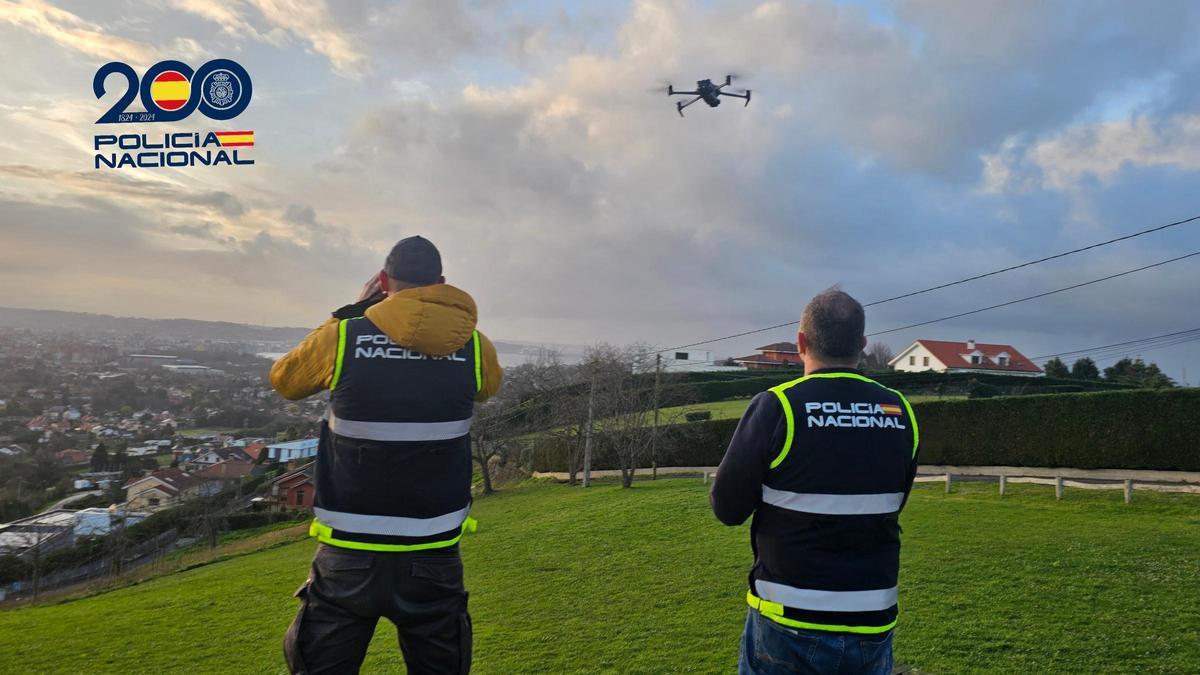 Un control con drones de la Policía Nacional en la zona rural de Gijón.