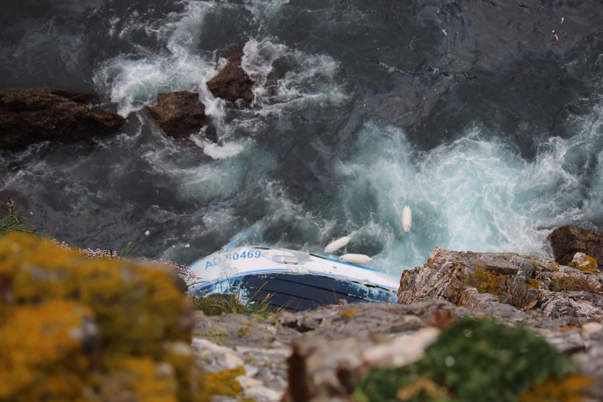 En imágenes: intenso operativo de búsqueda en la costa de El Franco para dar con un pescador francés