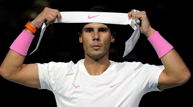 Rafael Nadal de España durante su partido de round robin contra Alexander Zverev de Alemania en el torneo de tenis ATP World Tour Finals en Londres, Gran Bretaña.