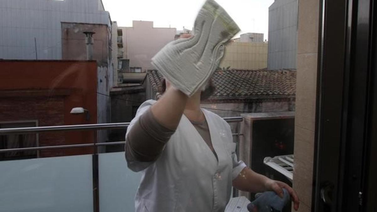 Una empleada del servicio doméstico en Figueres.