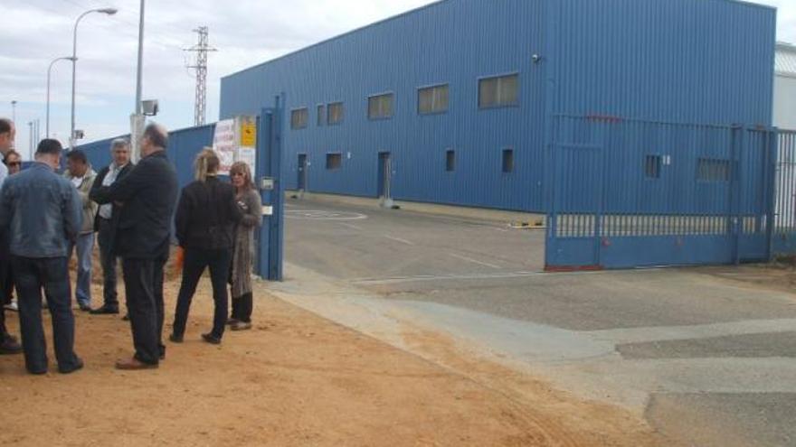 El comité de empresa de Siro junto a las puertas de la fábrica.