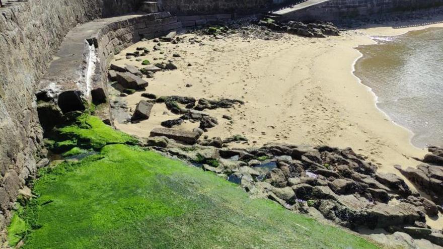 Una imagen del estado de la rampa de acceso al mar en Pescadoira.