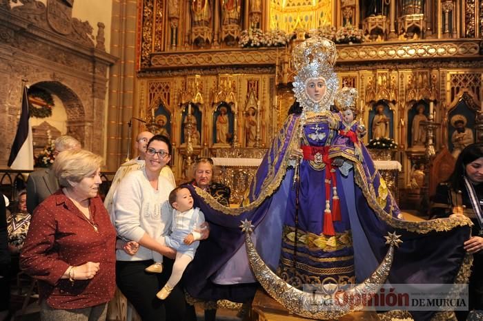 Los niños pasan por el manto de la Fuensanta