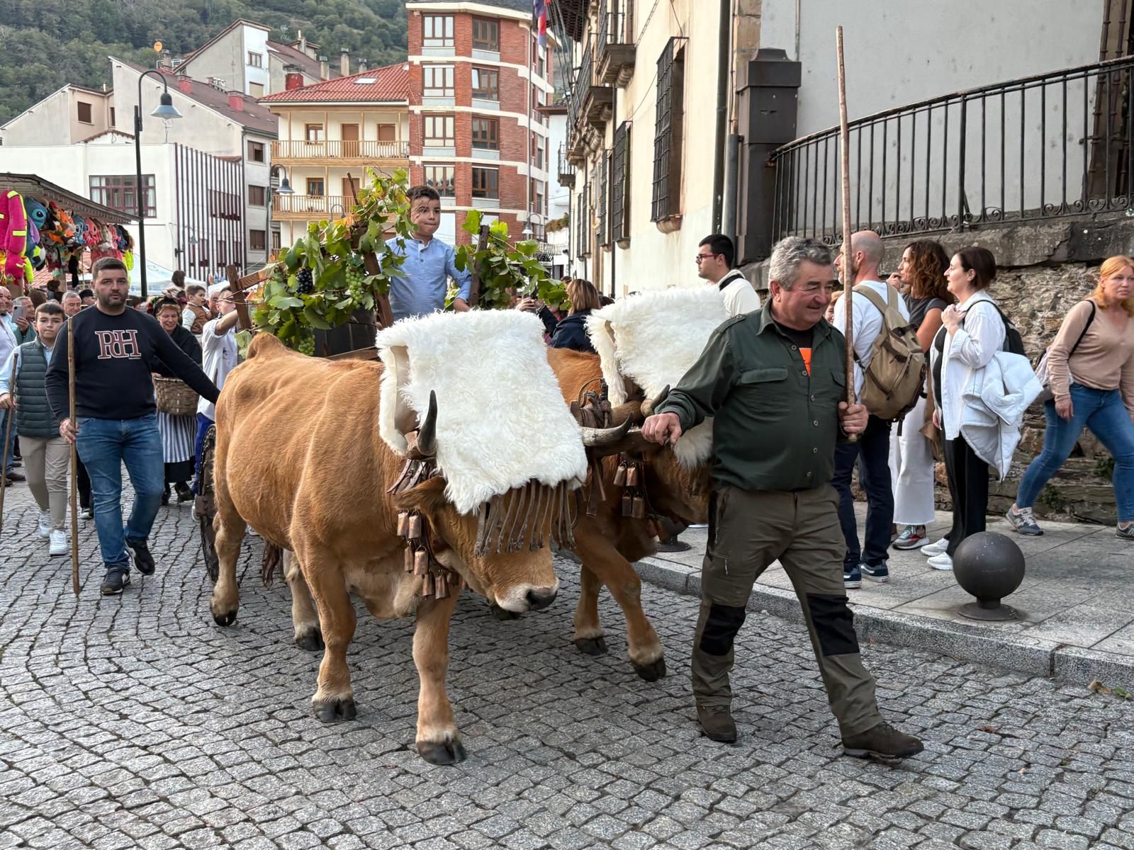 Así se vivió la recreación histórica de la pisada de la uva en la Fiesta de la Vendimia