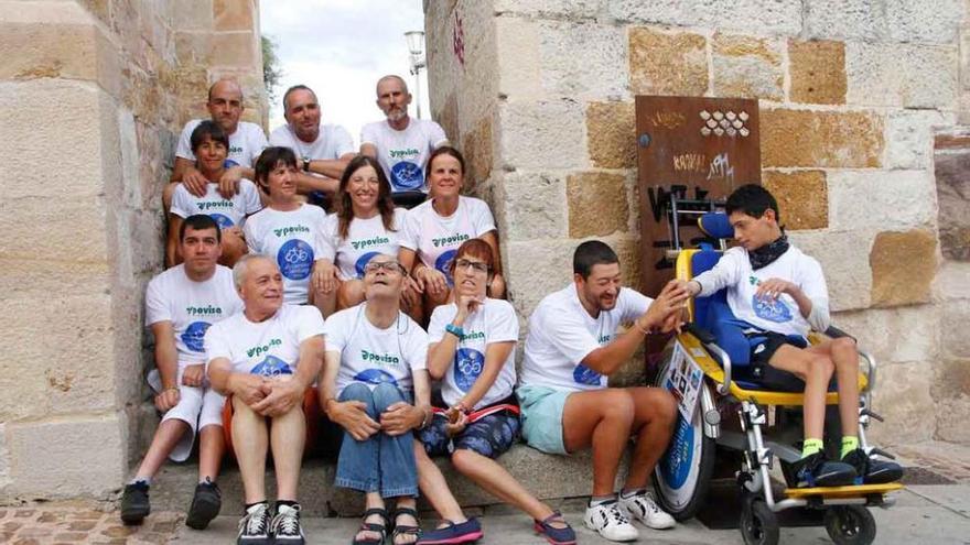 Los participantes de Discamino posan al lado del albergue de peregrinos de Zamora.