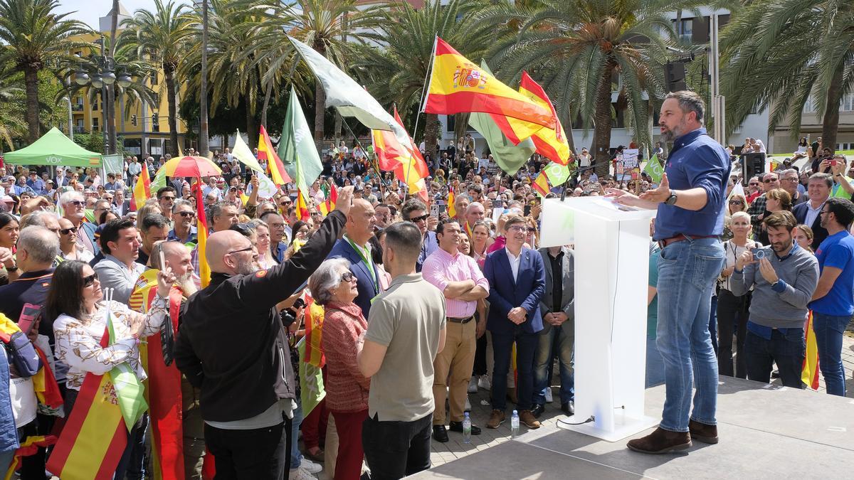 Santiago Abascal en un mitin de Vox en la capital grancanaria. En primera fila Nicasio Galván (con gafas), diputado electo.