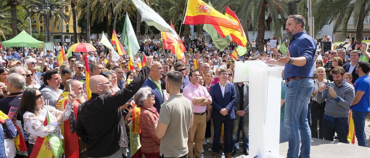 Santiago Abascal en un mitin de Vox en la capital grancanaria. En primera fila Nicasio Galván (con gafas), diputado electo.