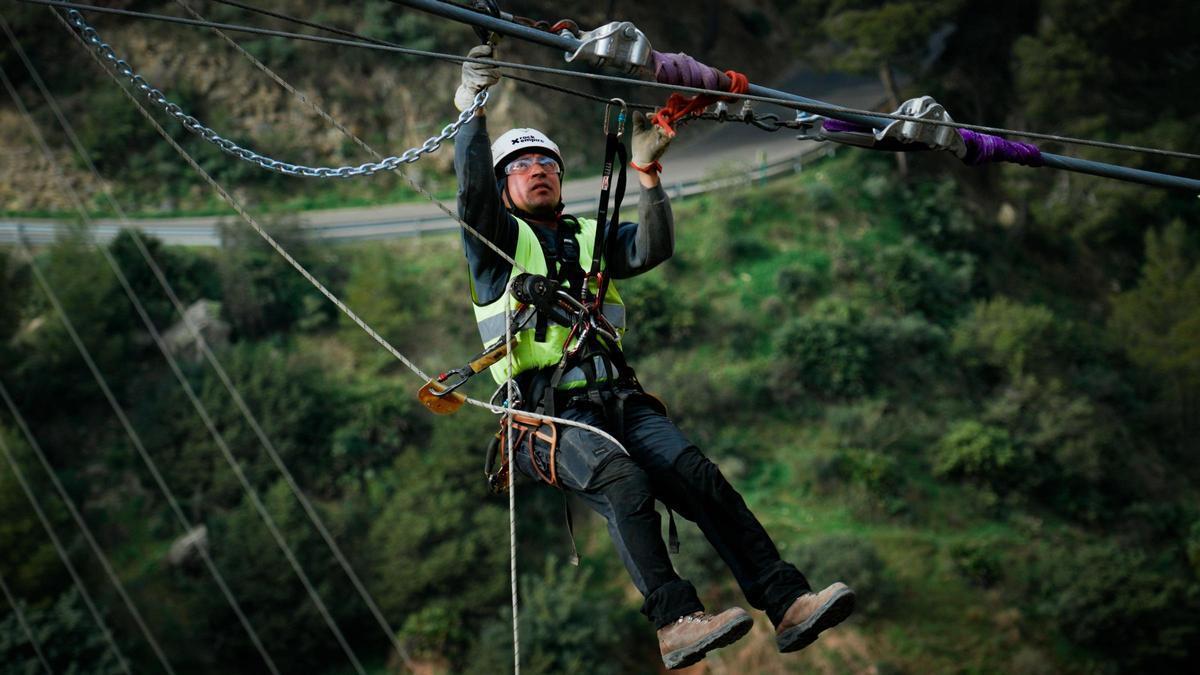 Instalación del nuevo puente colgante del Caminito del Rey