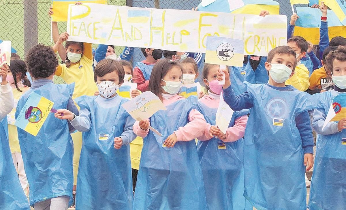 El CEIP Mediterráneo, de Córdoba, se sumó ayer a las actividades que vienen desarrollando distintos centros educativos de la provincia para pedir la paz en Ucrania. En un acto celebrado en el patio del colegio con una multitud de pequeños, los docentes aprovecharon la vistosa reivindicación para concienciar a los más menores de la importancia de que los distintos pueblos del planeta convivan en paz y en concordia permanente. En la fotografía, niños del CEIP Mediterráneo durante el acto.
