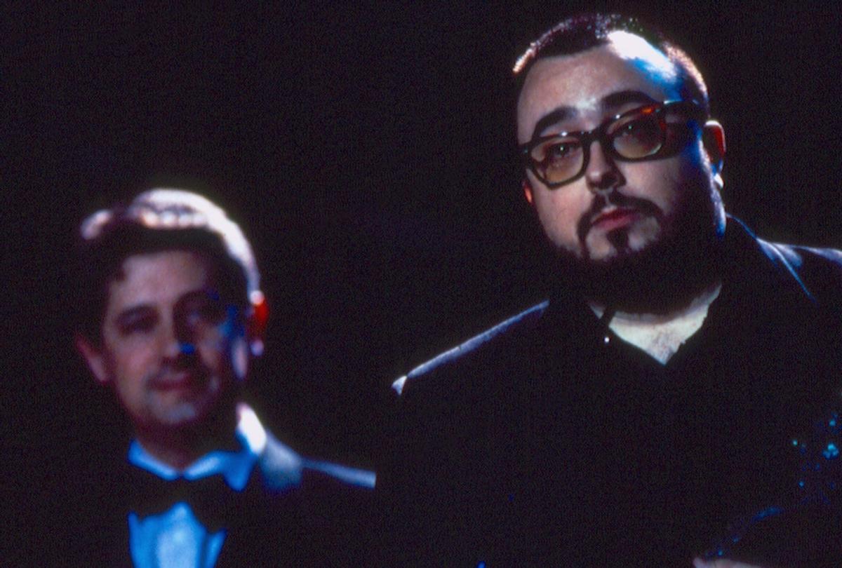 Álex de la Iglesia en la edición de 1996 recogiendo un Goya por 'El día de la bestia'.