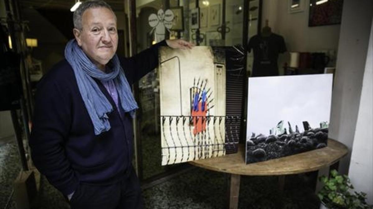 Millán enseña algunas de sus fotos en el local de Las cosas de Martínez, en Gràcia; a la derecha, pinchos en el Eixample.