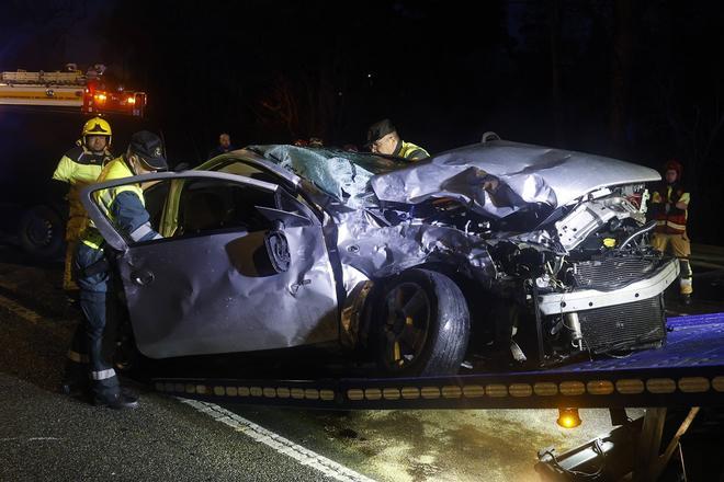 Un hombre y su hija menor fallecen en una brutal colisión frontal entre dos coches en Ames