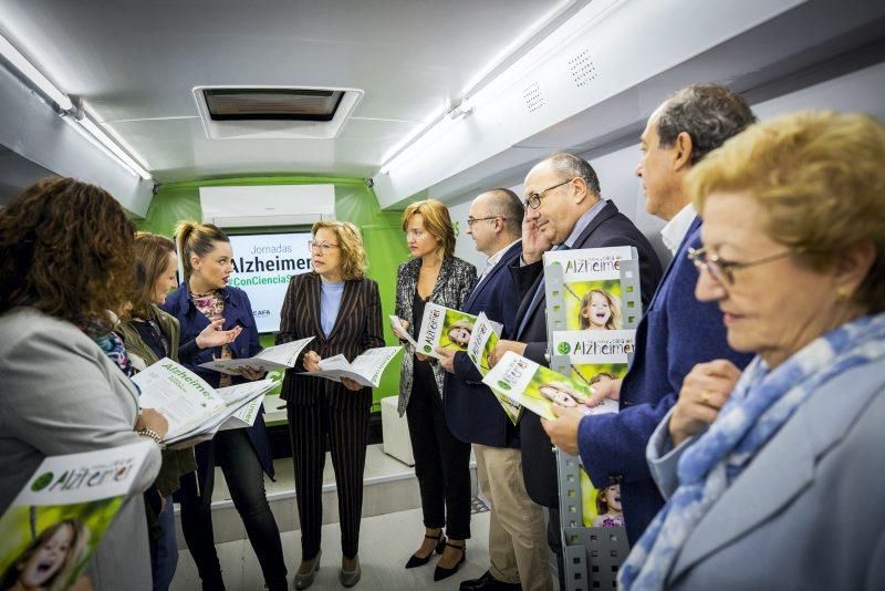 Ventura visita el autobús de la campaña La nueva Cara del Alzheimer