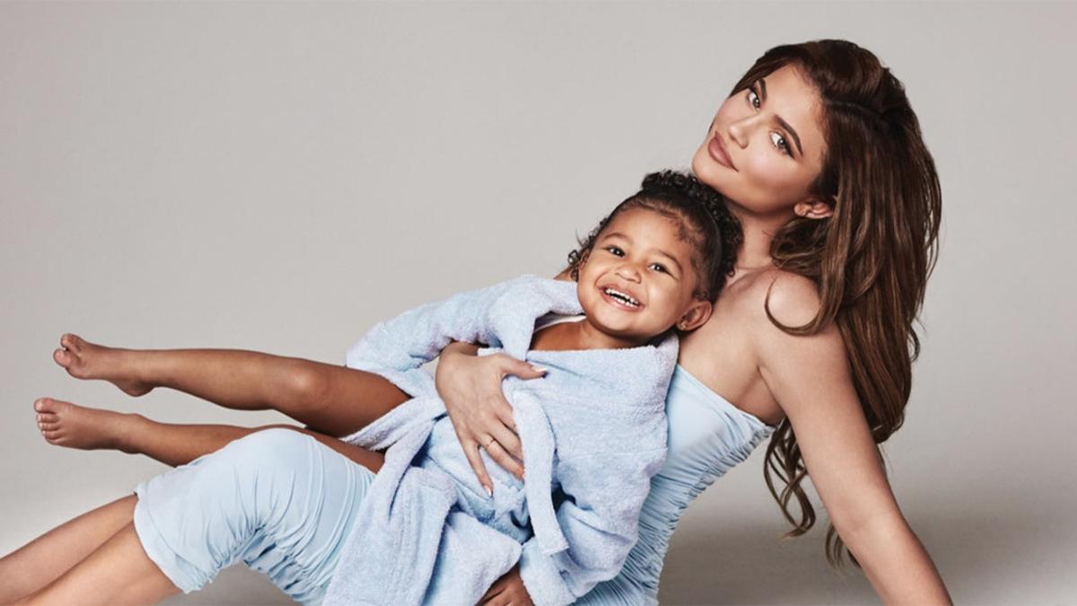 Kylie Jenner con Stormi en la campaña de la línea Kylie Baby