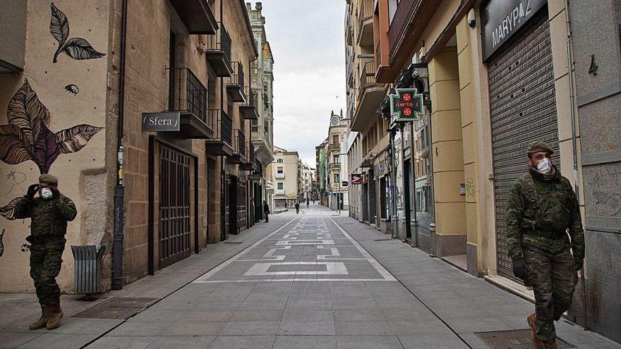 La calle de Santa Clara, vacía y con los negocios cerrados, con la sola presencia de militares.