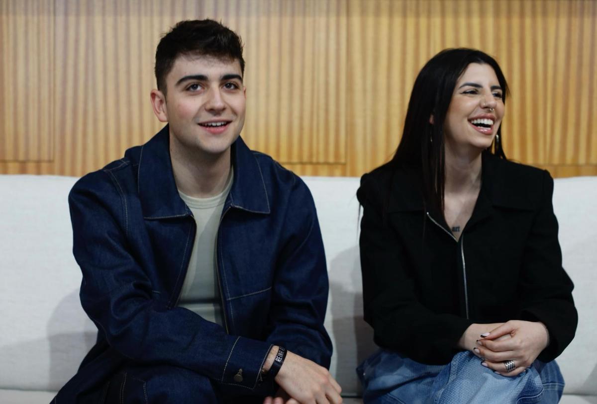 En imágenes | Natalia Chueca recibe a Naiara y Juanjo en el Ayuntamiento de Zaragoza
