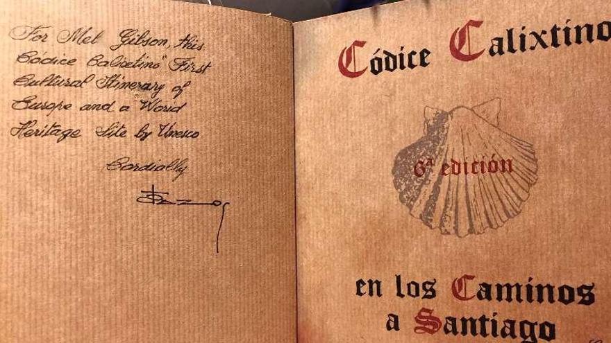 Dedicatoria escrita por Cándido Pazos en el ejemplar entregado a Mel Gibson esta semana.