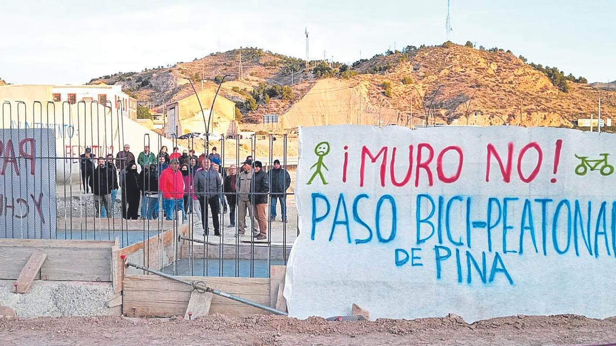 Vecinos de Tercia tratan de paralizar las obras de la Alta Velocidad