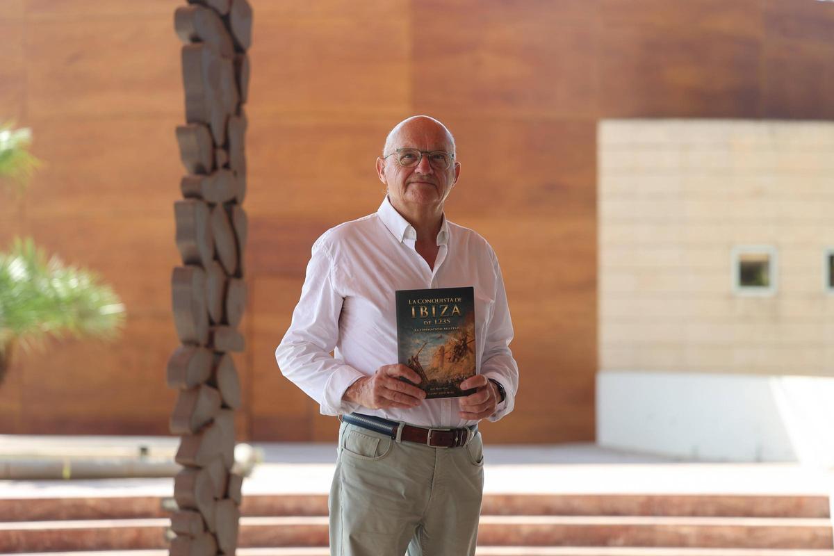 José María Prats Marí (Eivissa, 1959) es oficial de la Armada, especialidad piloto de la aviación naval, y autor de varios libros.