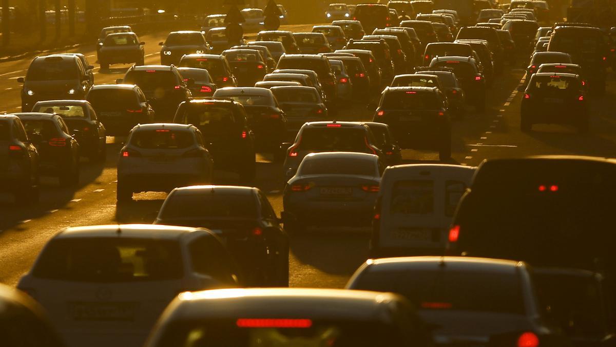 Una caravana de coches, en una carretera.