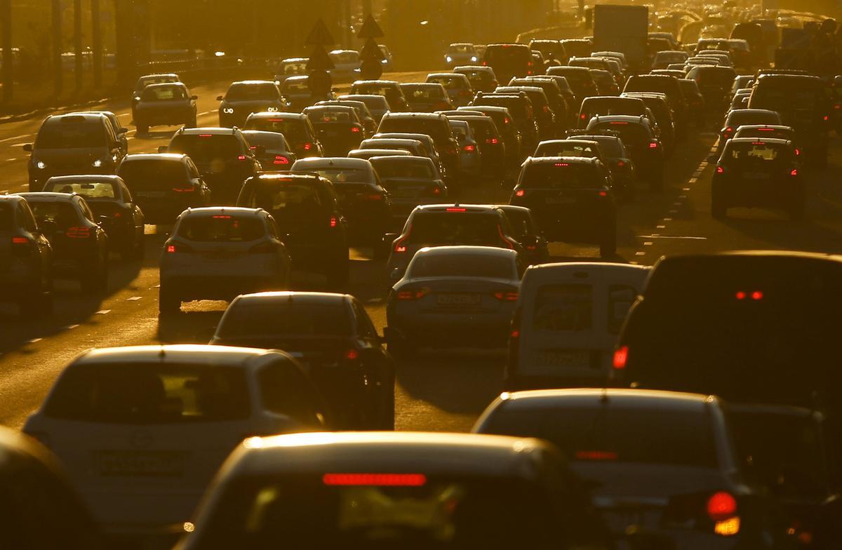 Una caravana de coches, en una carretera.