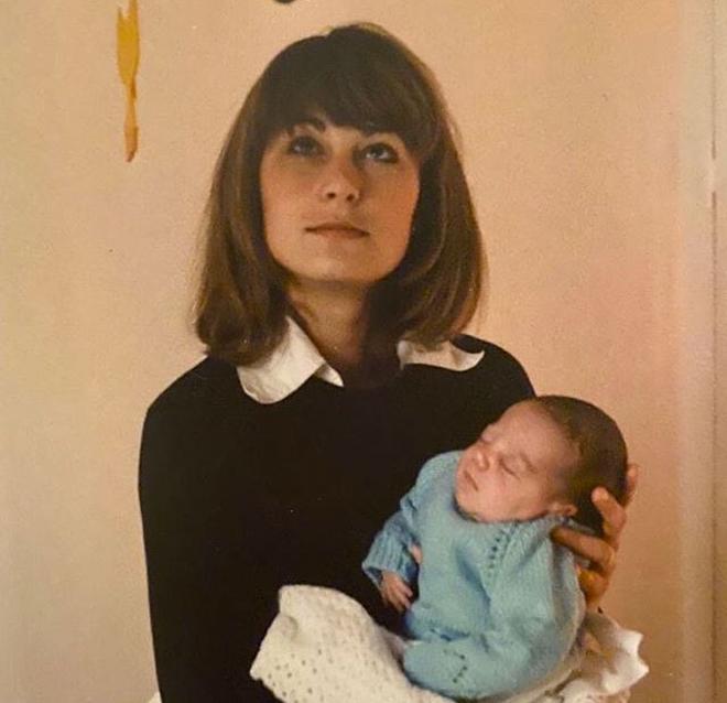 Kate Middleton, de bebé, y su madre, en una foto de Instagram