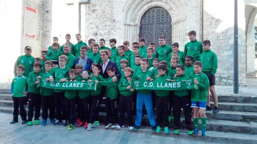 Los jóvenes del CD Llanes, con Manuel Roás.