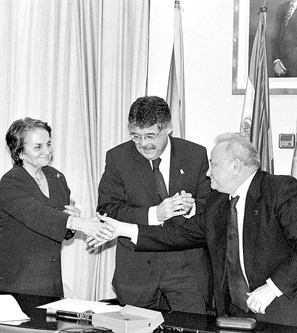 Antonio Sirgo saluda a Paz Fernández Felgueroso en presencia de José María García, en 2001, en su nombramiento como hijo adoptivo de Langreo.