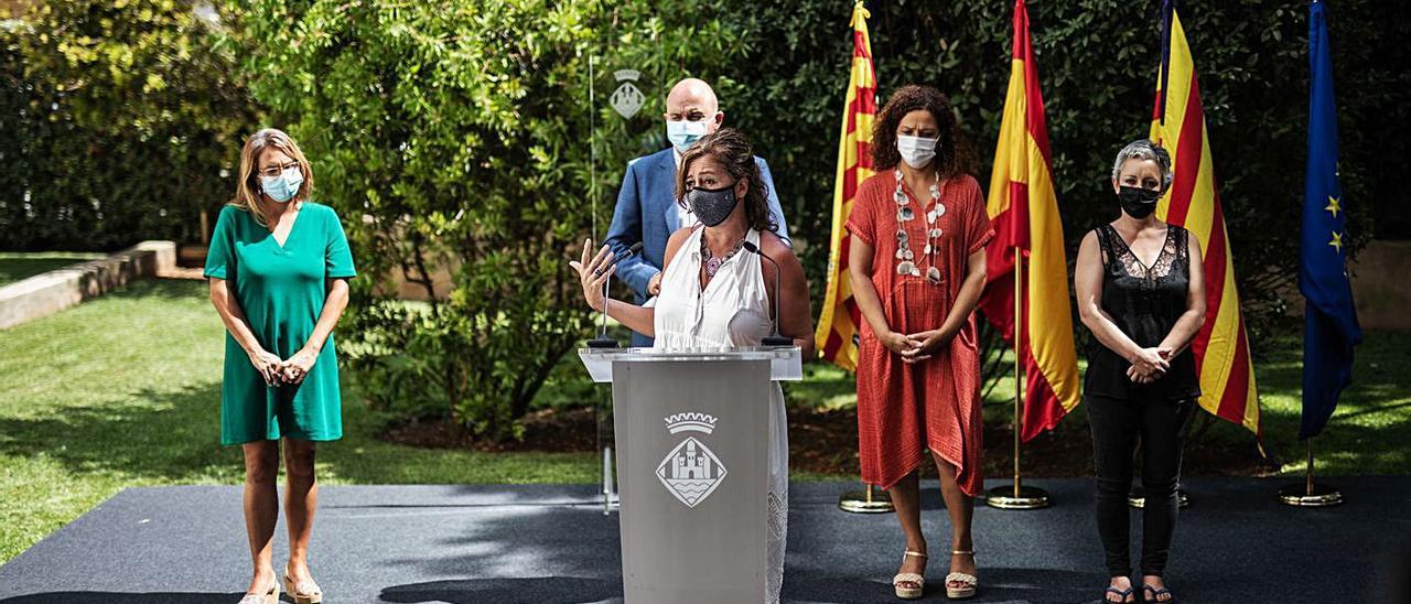 La presidenta del Govern, Francina Armengol, con sus homólogos de los consells en agosto. | ZOWY VOETEN