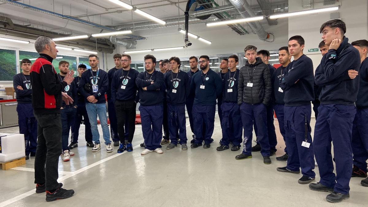 Alumnos de los grados de Automoción, en una de sus prácticas diarias con motores.