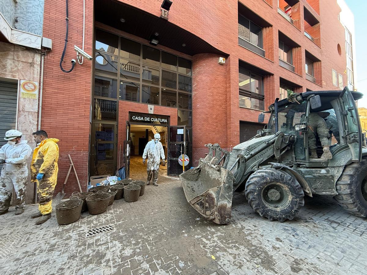 Catarroja ha comenzado con la limpieza de la Casa de la Cultura que alberga la biblioteca.
