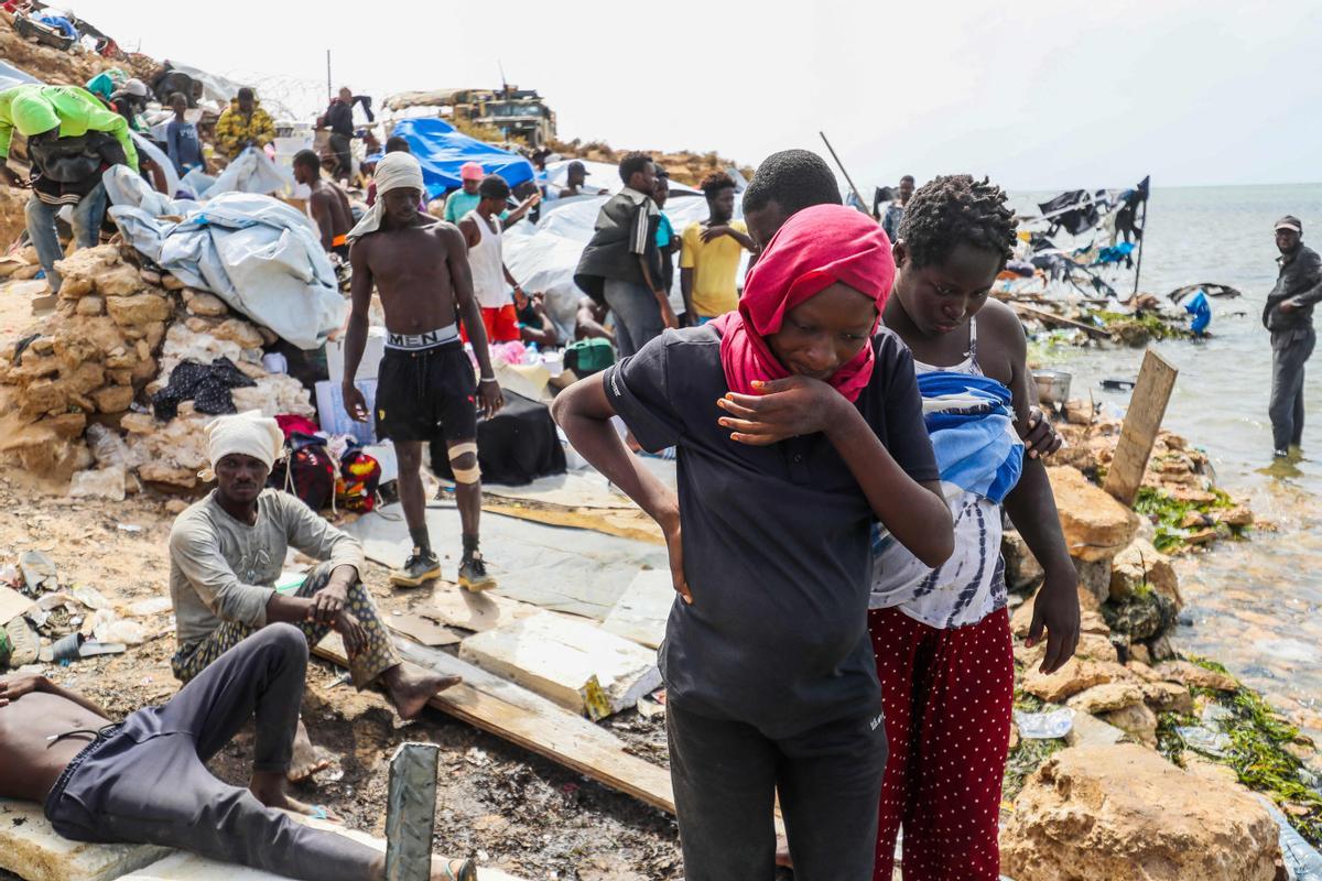 Migrantes africanos abandonados por las autoridades tunecinas en la frontera entre Libia y Túnez