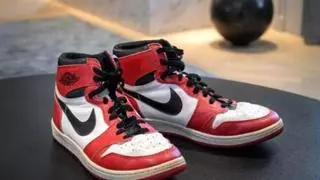 Subastan por 2,2 millones de dólares unas zapatillas de Michael Jordan